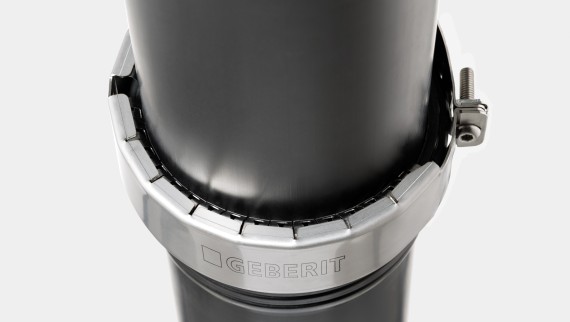 Podporná príchytka Geberit zabraňuje pozdĺžnemu vysunutiu hrdla. Podporná príchytka Geberit zabraňuje pozdĺžnemu vysunutiu hrdla.