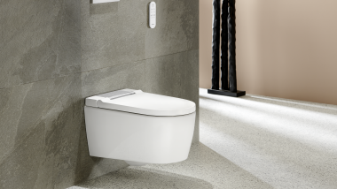 Geberit AquaClean Sela v bielej farbe s diaľkovým ovládaním Sigma20