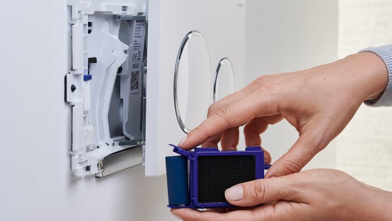 Ovládacie tlačidlo Geberit s vložkou na tyčinky do nádržky Ovládacie tlačidlo Geberit s vložkou na tyčinky do nádržky