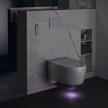 Geberit AquaClean Mera Comfort v chróme s orientačným svetlom (© Geberit)