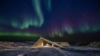 Centrum Icefjord v nádhernej polárnej žiare grónskej polárnej noci (© Adam Mørk)