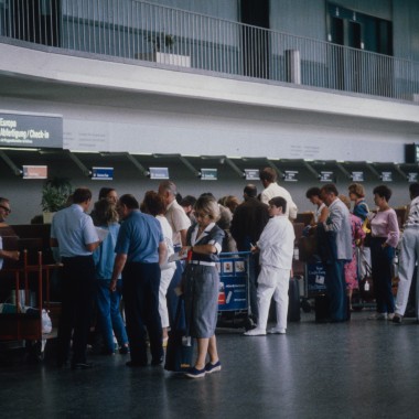 Pasažieri čakajúci v tranzitnej zóne terminálu A v roku 1986 (© ETH-Bibliothek Zürich)