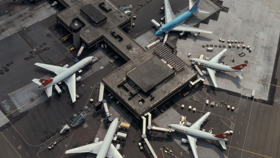 Pohľad z výšky na terminal B na letisku Zurich (začiatok 80. rokov 20. storočia) (© Swissair)