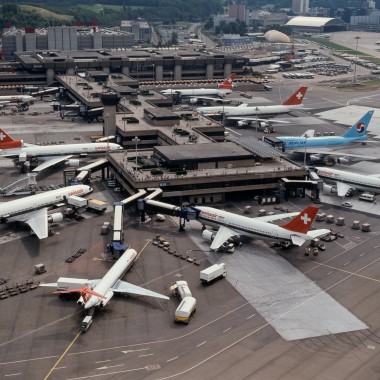 Letecký pohľad na terminál B v Zürichu z 80. rokov 20. storočia (© Swissair)