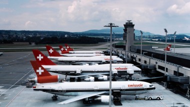 Lietadlá bývalej spoločnosti Swissair parkujú v doku terminálu A v Zürichu v 80. rokoch 20. storočia (© ETH-Bibliothek Zürich)