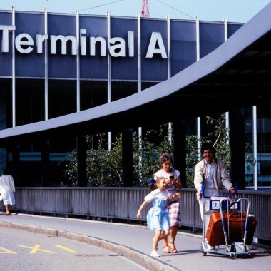 Pasažieri pred terminálom A v roku 1985 (© Swissair)