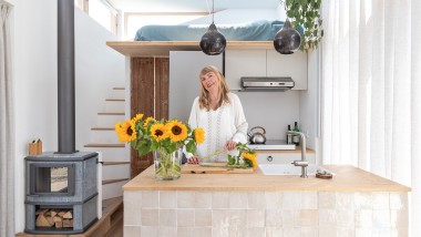 Marjolein Jonker z Holandska vo svojom Tiny House (© Chiela van Meerwijk)