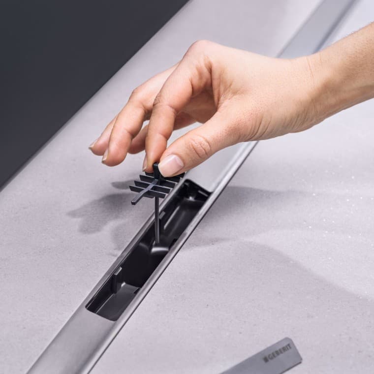 Ručné vloženie hrebeňovej vložky do odtoku Ručné vloženie hrebeňovej vložky do odtoku