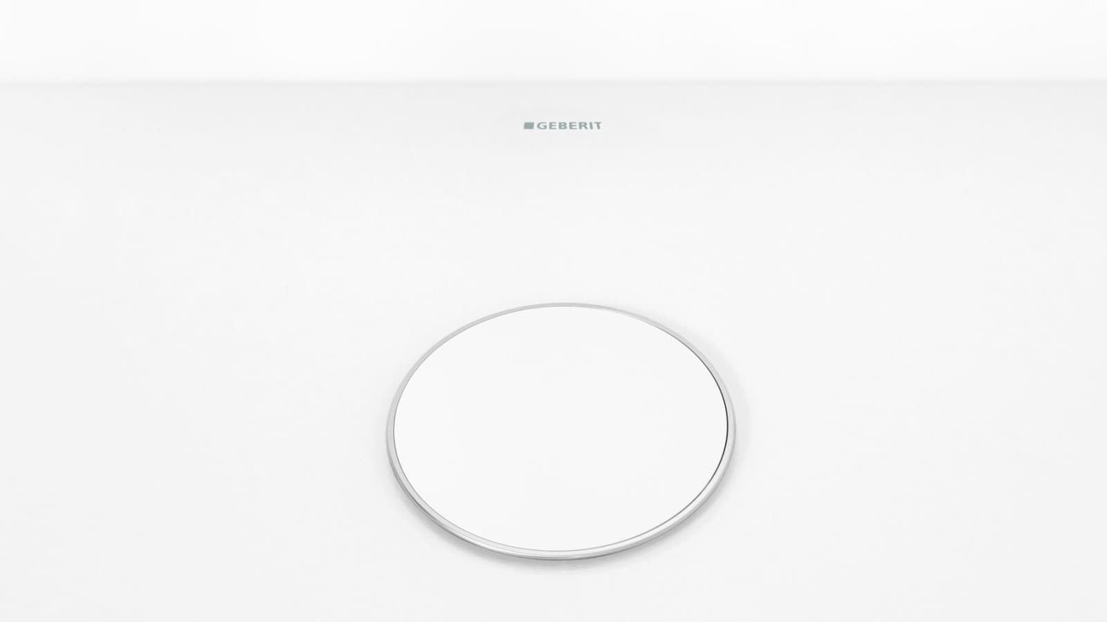 Kryt odtoku v bielej farbe s diskrétnym chrómovaným okrajom Kryt odtoku v bielej farbe s diskrétnym chrómovaným okrajom