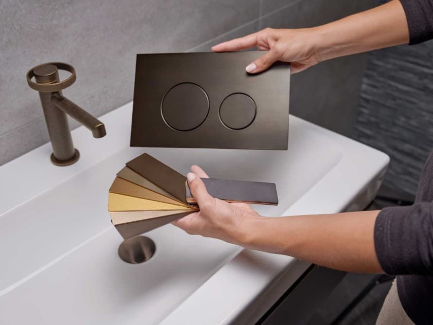 Geberit Sigma40 v odtieni starého bronzu, ladiaca s umývadlovou batériou. Geberit Sigma40 v odtieni starého bronzu, ladiaca s umývadlovou batériou.