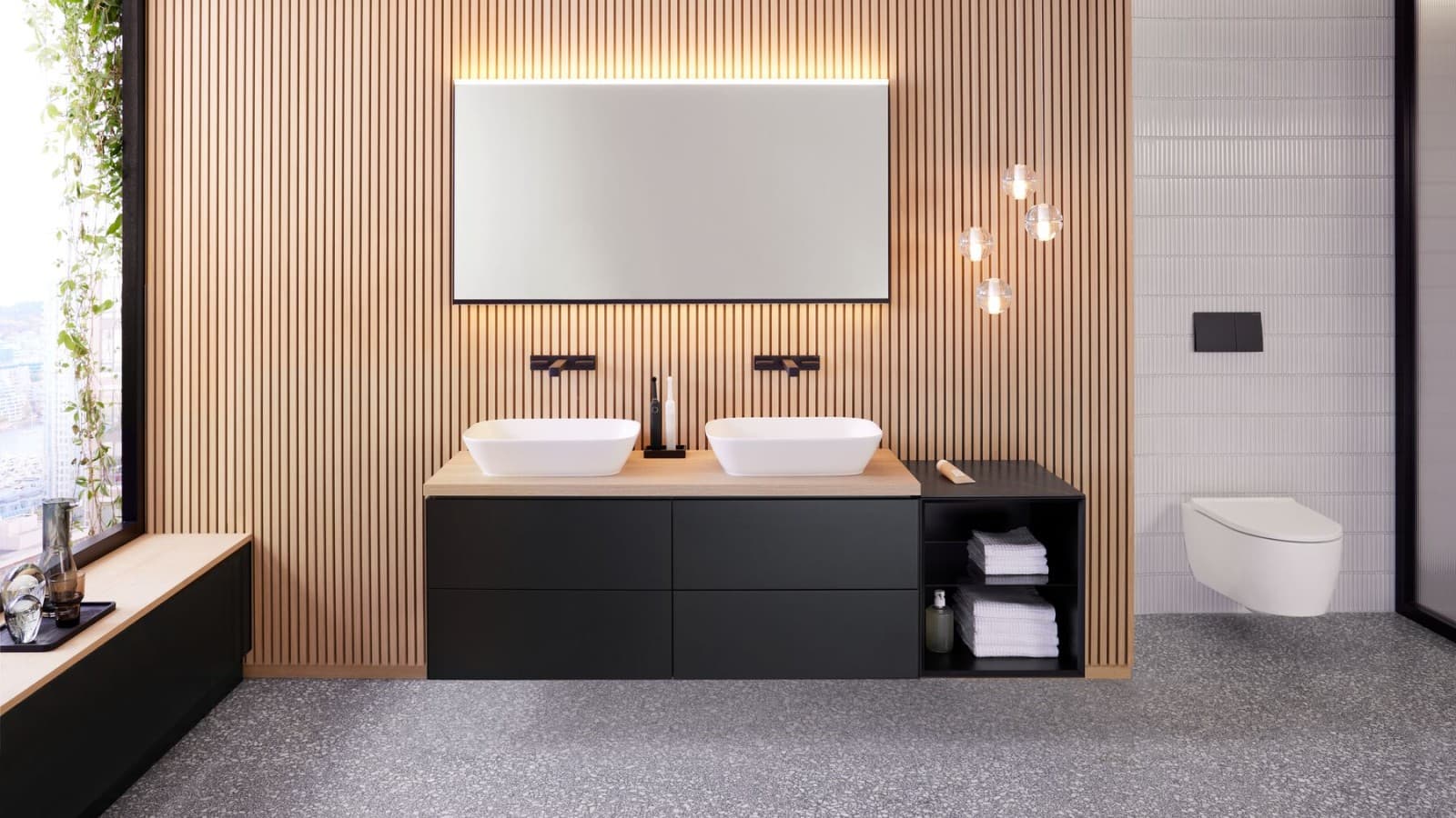 Kúpeľňa Geberit ONE so zrkadlom Geberit Option Plus Square 135 cm s matným čiernym rámom (© Geberit) Kúpeľňa Geberit ONE so zrkadlom Geberit Option Plus Square 135 cm s matným čiernym rámom (© Geberit)