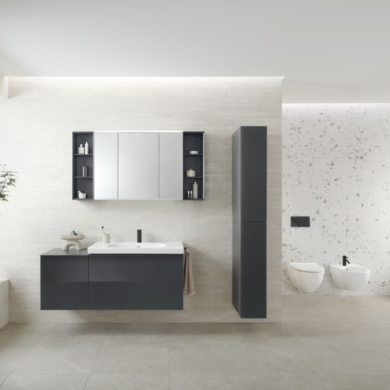 Zrkadlová skrinka Geberit Option s dostatkom úložného priestoru, vnútornou zásuvkou a USB konektorom Zrkadlová skrinka Geberit Option s dostatkom úložného priestoru, vnútornou zásuvkou a USB konektorom