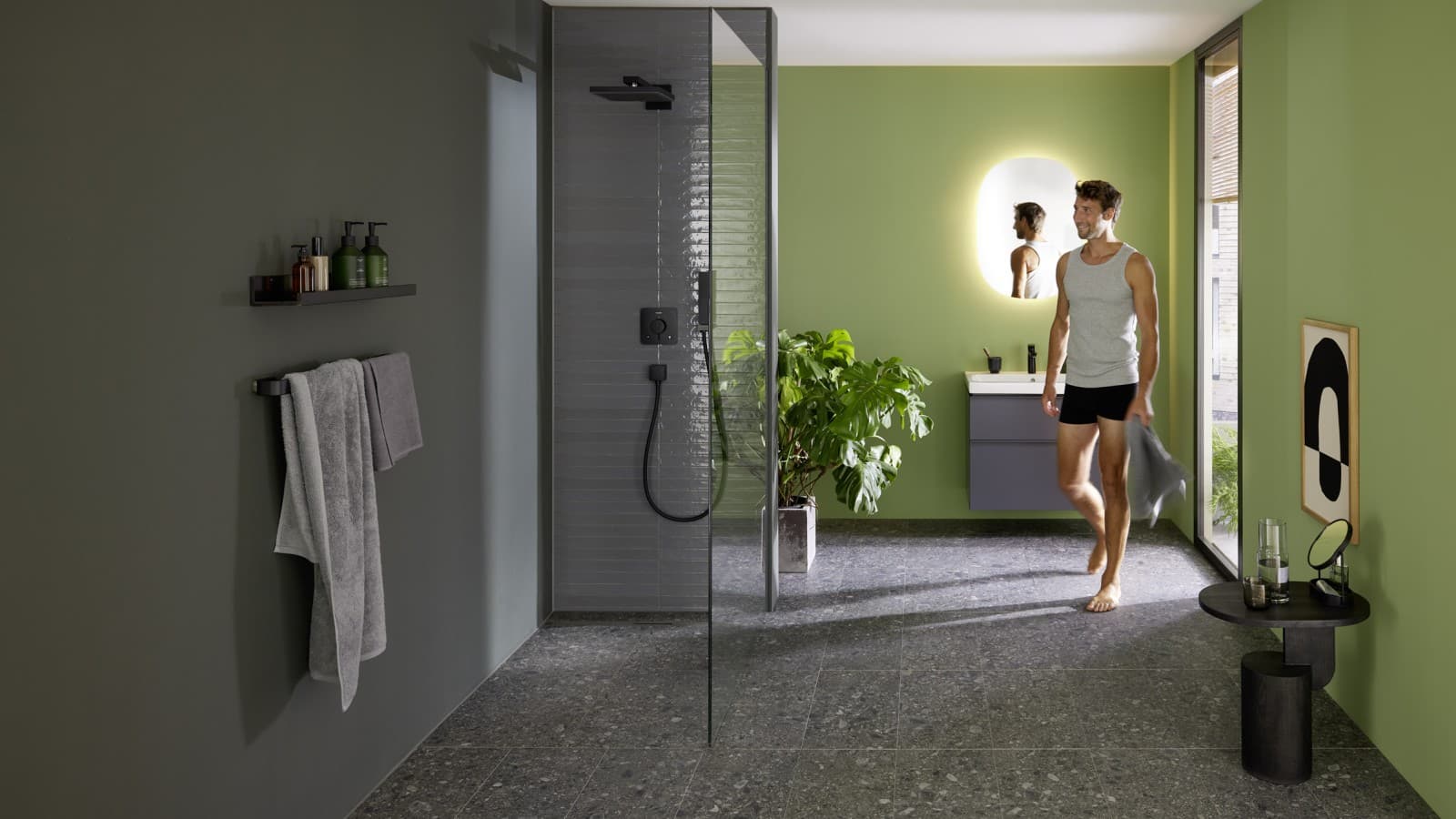 Muž v kúpeľni s Geberit CleanLine30 Muž v kúpeľni s Geberit CleanLine30