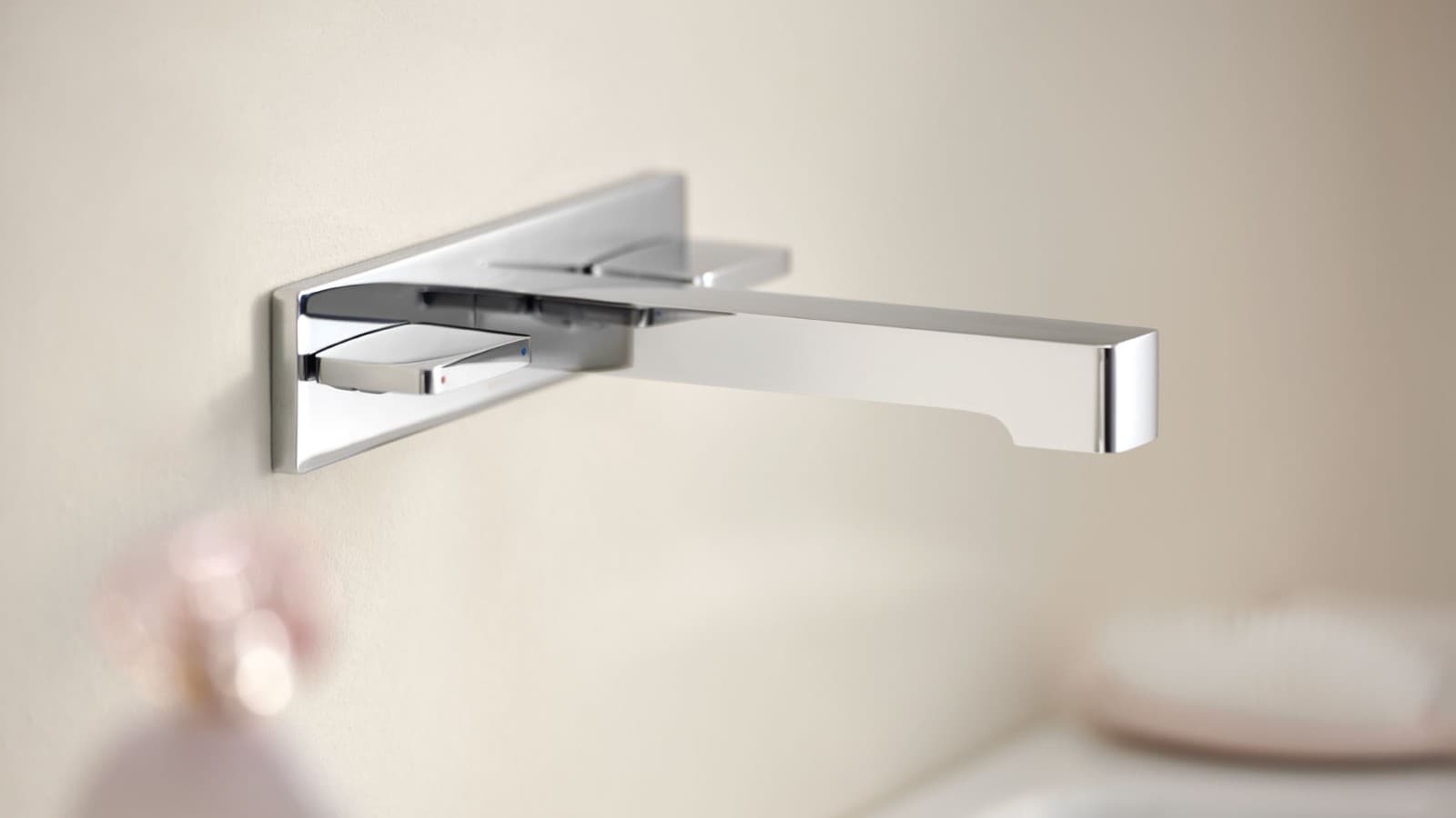 Nástenná umývadlová batéria Geberit ONE, hranatý dizajn Nástenná umývadlová batéria Geberit ONE, hranatý dizajn