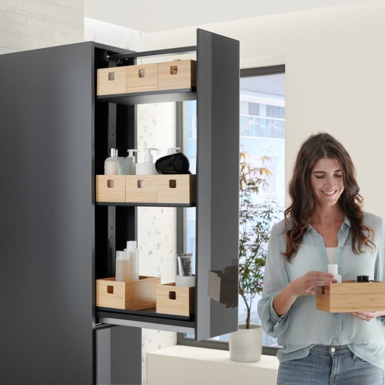 Vysoká skrinka s cargo výsuvom, láva sklo Vysoká skrinka s cargo výsuvom, láva sklo