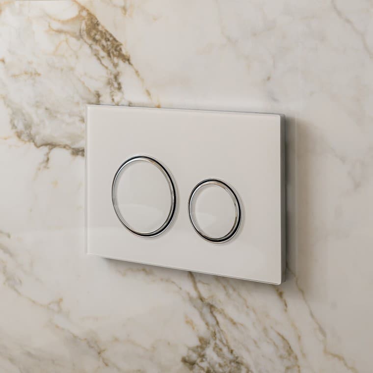 Biele ovládacie tlačidlo Geberit Sigma50 so striebornými dizajnovými krúžkami Biele ovládacie tlačidlo Geberit Sigma50 so striebornými dizajnovými krúžkami