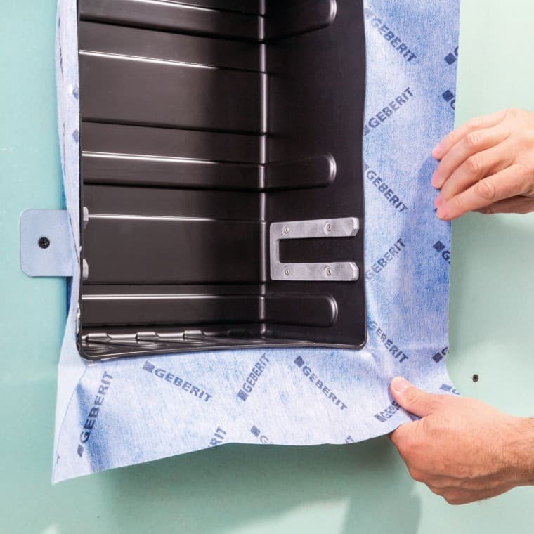 Inštalačná súprava s vopred namontovanou tesniacou fóliou robí z výklenkového odkladacieho boxu neoddeliteľnú súčasť inštalačného systému Inštalačná súprava s vopred namontovanou tesniacou fóliou robí z výklenkového odkladacieho boxu neoddeliteľnú súčasť inštalačného systému