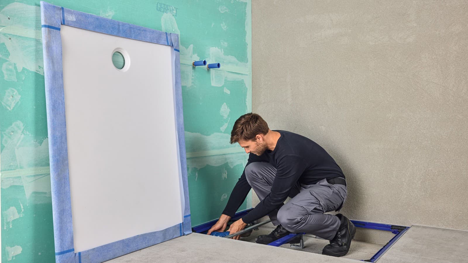 Vďaka kompletnému systému sprchovej vaničky Geberit CleanFloor30 a montážnemu rámu Geberit Duofix, ktoré sú prefabrikované priamo vo výrobnom závode, je inštalácia rýchla a efektívna. Vďaka kompletnému systému sprchovej vaničky Geberit CleanFloor30 a montážnemu rámu Geberit Duofix, ktoré sú prefabrikované priamo vo výrobnom závode, je inštalácia rýchla a efektívna.