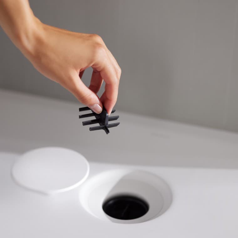 Lapač vlasov zabudovaný do odtoku plochej sprchovej vaničky Geberit CleanFloor30 Lapač vlasov zabudovaný do odtoku plochej sprchovej vaničky Geberit CleanFloor30