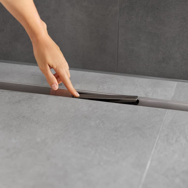 Hrebeňová vložka zachytáva nečistoty a vlasy a ľahko sa vyberá, oplachuje a čistí. Hrebeňová vložka zachytáva nečistoty a vlasy a ľahko sa vyberá, oplachuje a čistí.