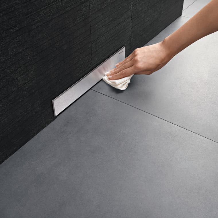 Ruka čistí kryt stenového odtoku Geberit Ruka čistí kryt stenového odtoku Geberit