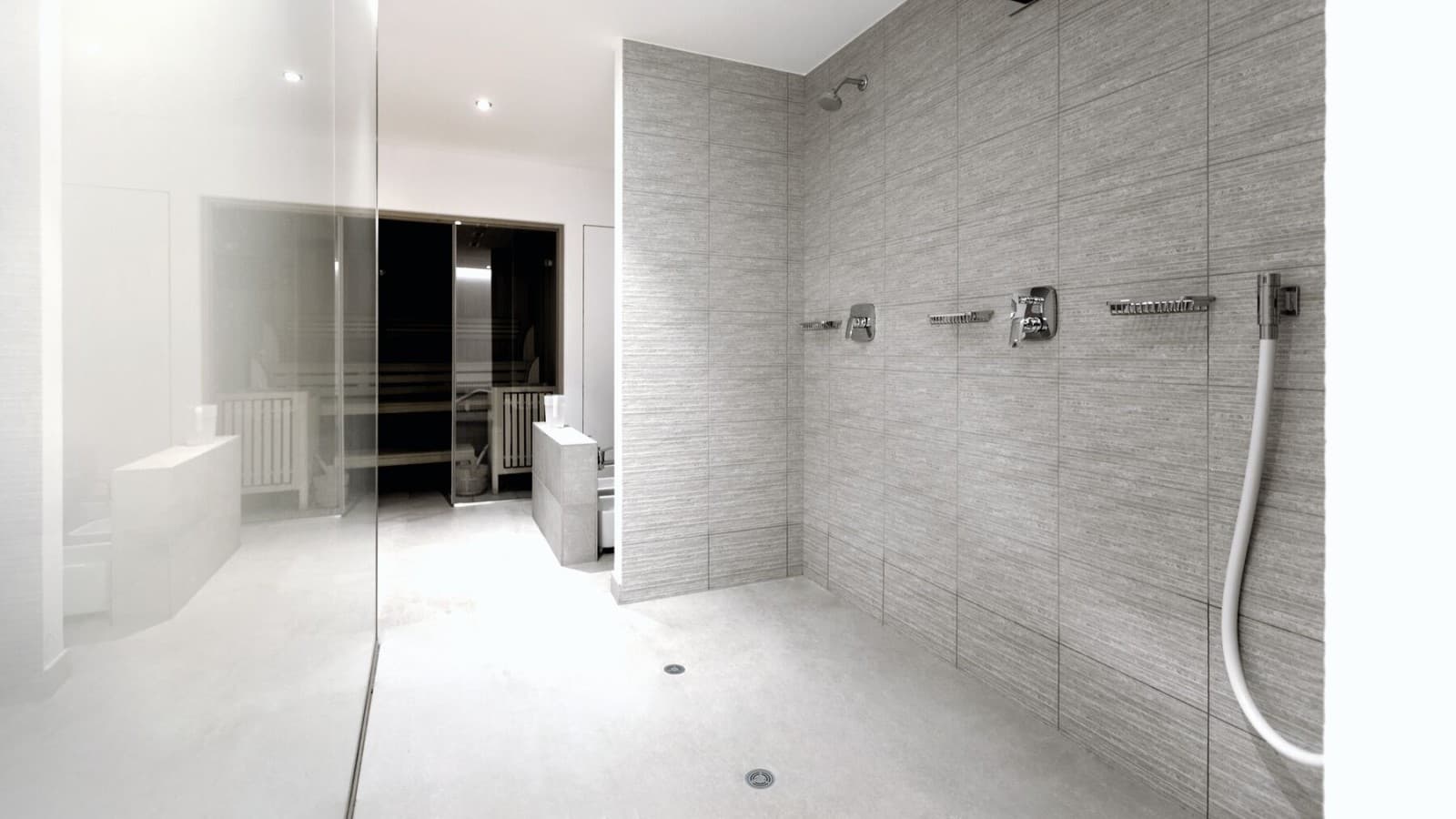 Poloverejná sanitárna miestnosť s vinylovou (PVC) podlahou a odtokom Geberit Poloverejná sanitárna miestnosť s vinylovou (PVC) podlahou a odtokom Geberit