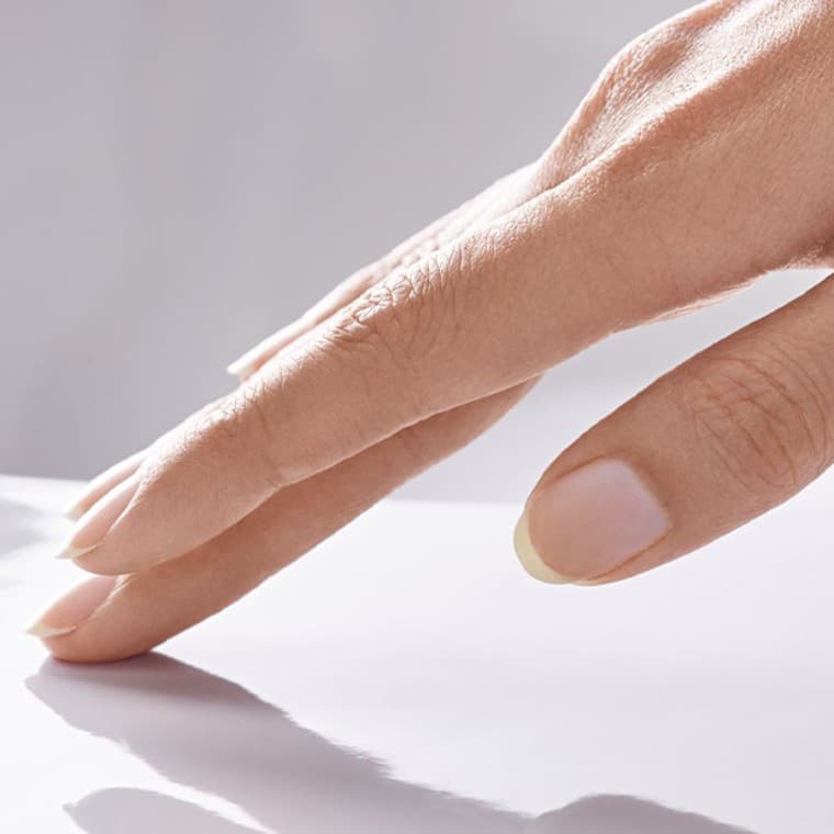 Ruka prechádza po keramickom povrchu Ruka prechádza po keramickom povrchu