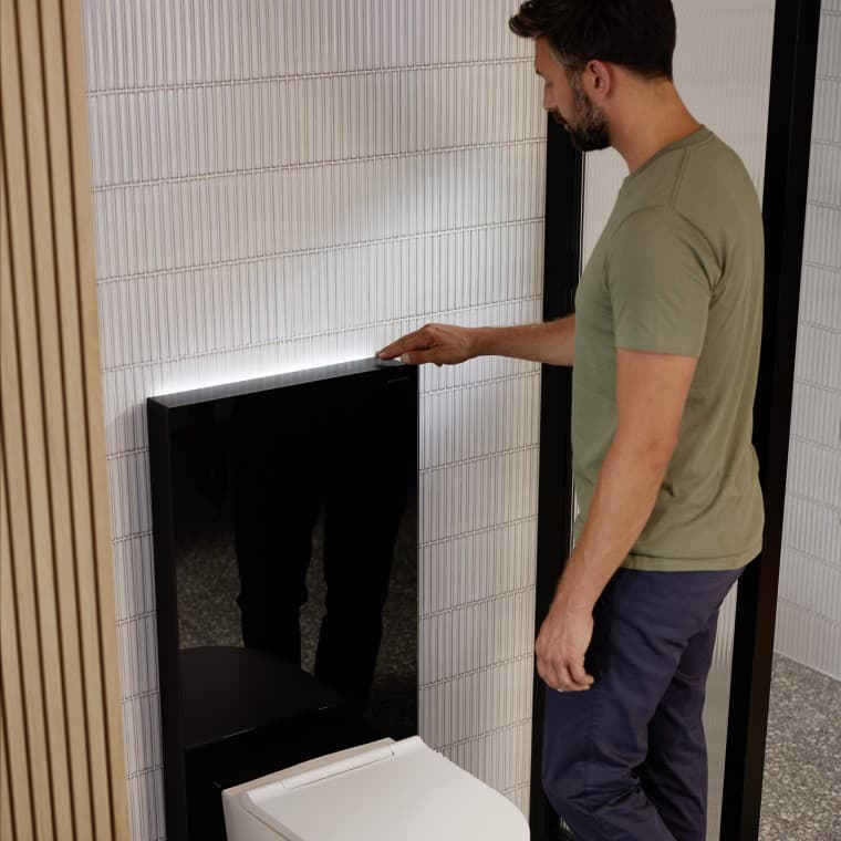 Muž pri saniotárnom module Geberit Monolith Plus Muž pri saniotárnom module Geberit Monolith Plus
