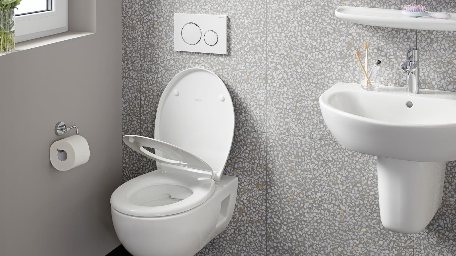 Závesné WC s obkladom steny terrazzo Závesné WC s obkladom steny terrazzo