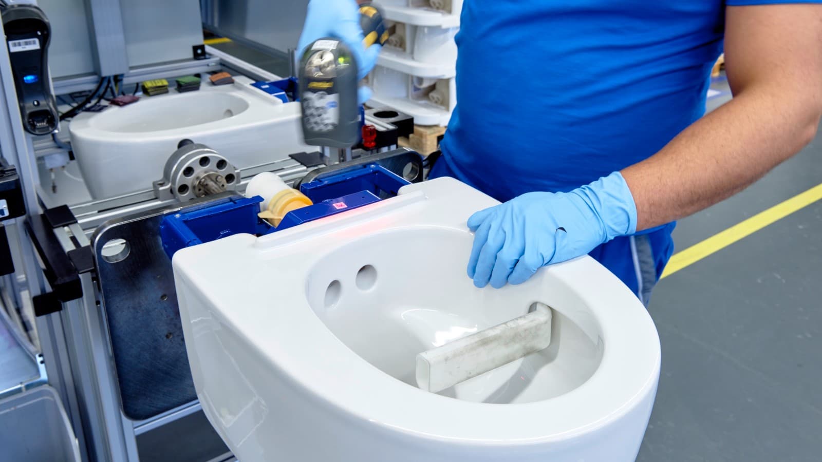 Zamestnanec spoločnosti Geberit pracuje na sprchovacom WC Geberit AquaClean Mera v Jone Zamestnanec spoločnosti Geberit pracuje na sprchovacom WC Geberit AquaClean Mera v Jone