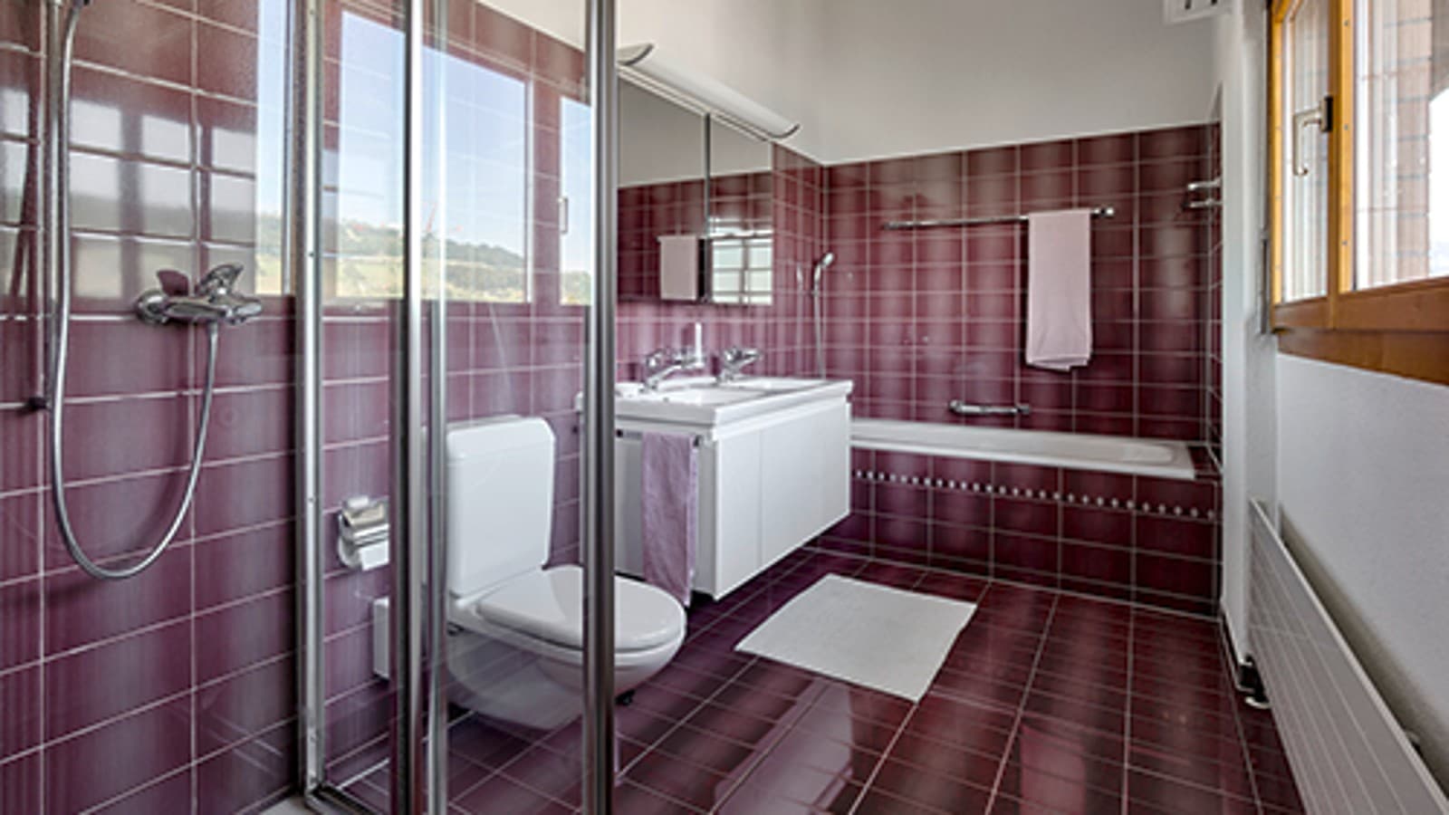 Kúpeľňa pred rekonštrukciou s červenými dlaždicami Kúpeľňa pred rekonštrukciou s červenými dlaždicami