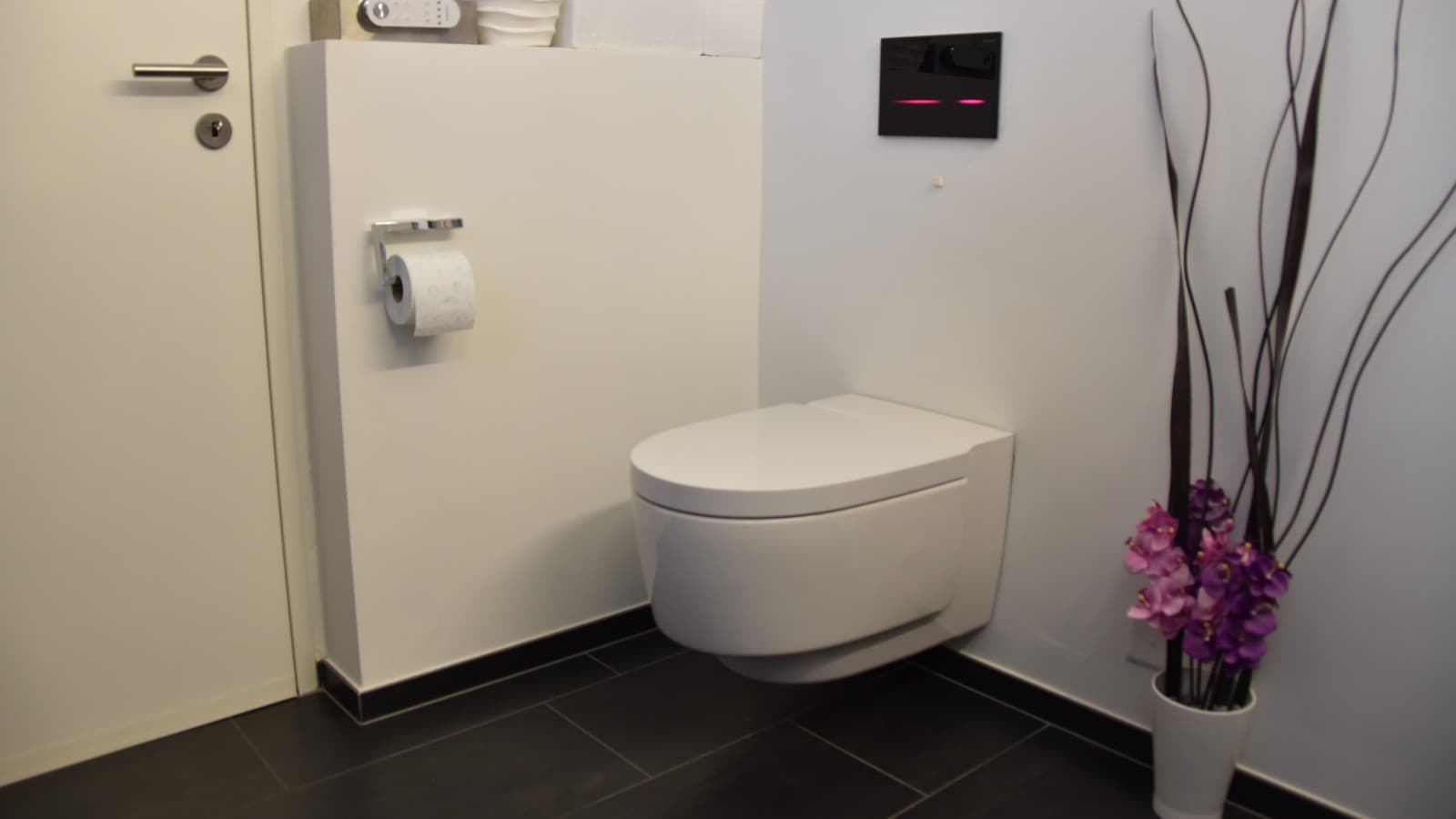 Kúpeľňa po rekonštrukcii s rôznymi výrobkami Geberit Kúpeľňa po rekonštrukcii s rôznymi výrobkami Geberit