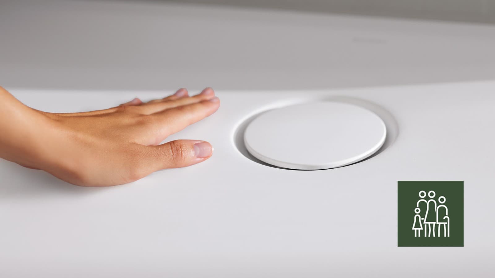 Ruka prechádza po plochej sprchovej vaničke CleanFloor30 Ruka prechádza po plochej sprchovej vaničke CleanFloor30