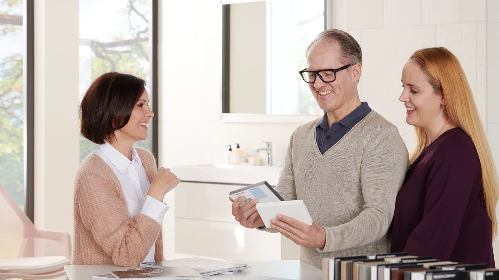 Ľudia v showroome Ľudia v showroome