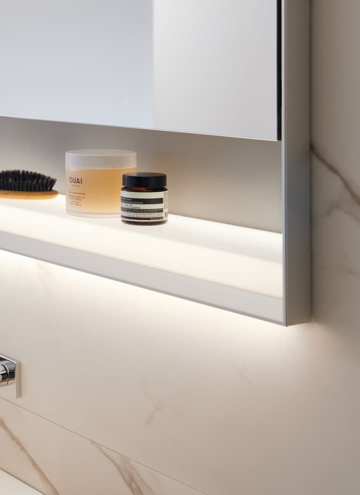 Zrkadlová skrinka Geberit ONE z eloxovaného hliníka Zrkadlová skrinka Geberit ONE z eloxovaného hliníka