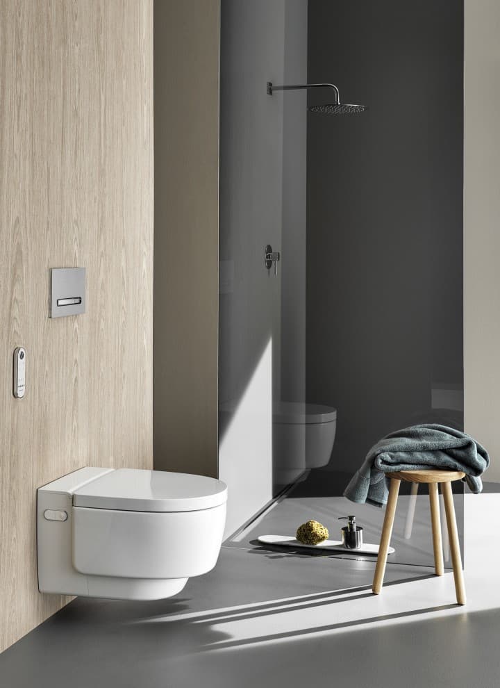 Sprchovacie WC Geberit AquaClean Mera Comfort s diaľkovým ovládaním a splachovacím tlačidlom Sigma50 (© Geberit) Sprchovacie WC Geberit AquaClean Mera Comfort s diaľkovým ovládaním a splachovacím tlačidlom Sigma50 (© Geberit)