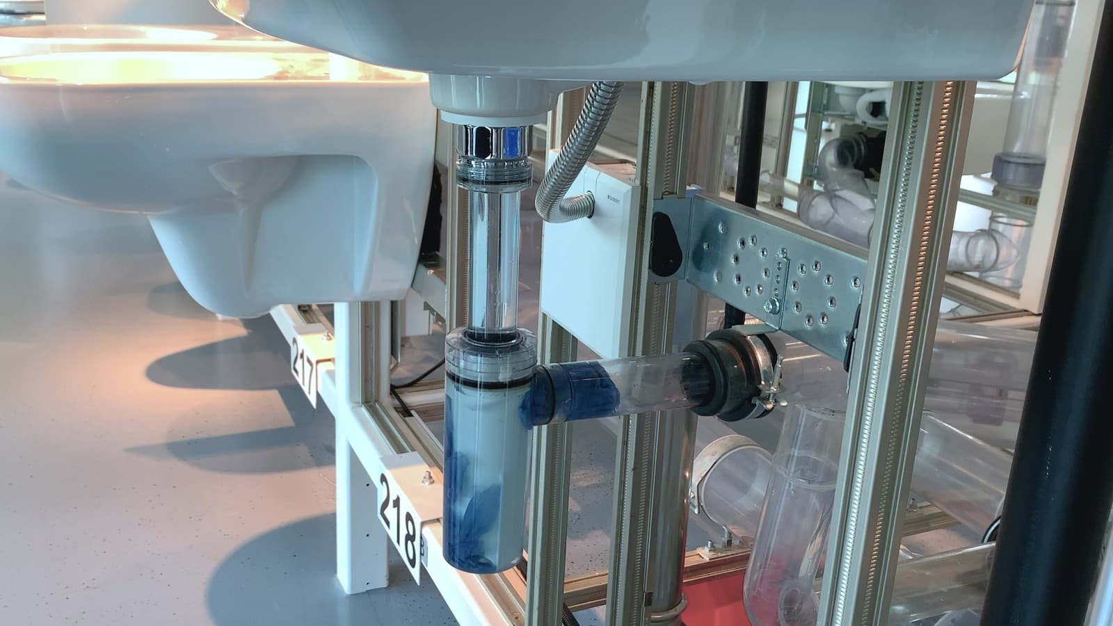 Zapchatá zápachová uzávierka na umývadle Zapchatá zápachová uzávierka na umývadle