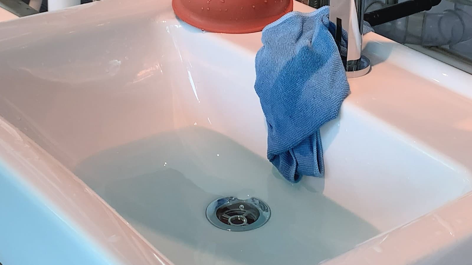 Voda odteká z umývadla Voda odteká z umývadla