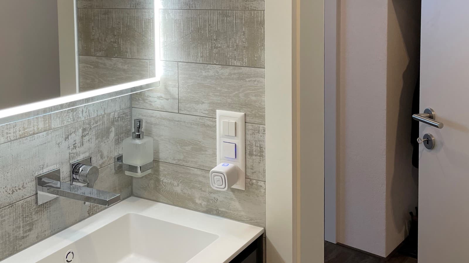 Dvere, ktoré sa otvárajú smerom von šetria úpriestor v kúpeľni Dvere, ktoré sa otvárajú smerom von šetria úpriestor v kúpeľni