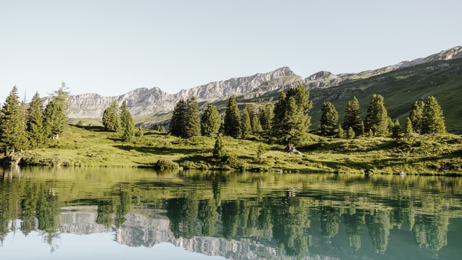 Zrkadlenie vo švajčiarskom horskom jazere Engstlensee vo výške 1835 metrov nad morom. Fotograf: Bruno Augsburger (© Geberit) Zrkadlenie vo švajčiarskom horskom jazere Engstlensee vo výške 1835 metrov nad morom. Fotograf: Bruno Augsburger (© Geberit)