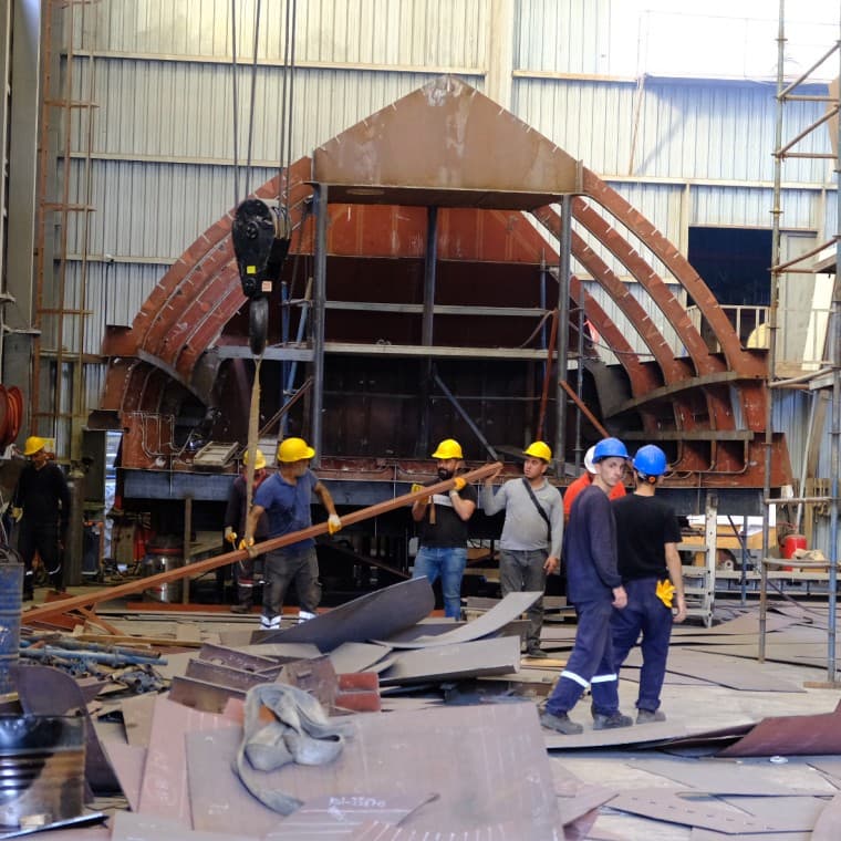 V lodenici ADA Yachting v Bodrume je živo. Stavba jachty si vyžaduje mnoho kvalifikovaných robotníkov a trvá dva roky (© Serkan Ali Çiftçi) V lodenici ADA Yachting v Bodrume je živo. Stavba jachty si vyžaduje mnoho kvalifikovaných robotníkov a trvá dva roky (© Serkan Ali Çiftçi)