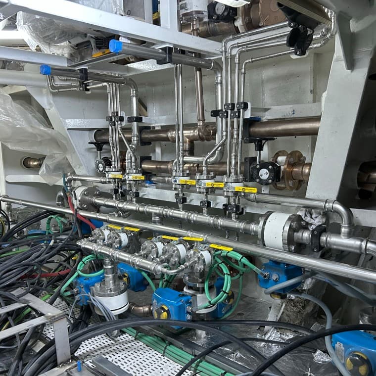 Takto vyzerá strojovňa jachty z lodenice Su Marine. Potrubie Mapress z ušľachtilej ocele a CuNiFe je inštalované vo veľmi stiesnenom priestore (© Su Marine Yachting) Takto vyzerá strojovňa jachty z lodenice Su Marine. Potrubie Mapress z ušľachtilej ocele a CuNiFe je inštalované vo veľmi stiesnenom priestore (© Su Marine Yachting)