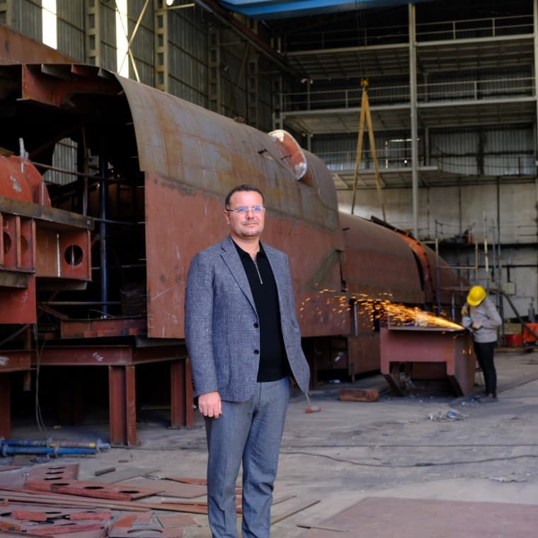 Generálny riaditeľ Onun Tekir v jednej z dielní lodenice ADA Yachting v Bodrume. Pre talianskeho zákazníka sa tu stavia 50 metrov dlhá jachta (© Serkan Ali Çiftçi) Generálny riaditeľ Onun Tekir v jednej z dielní lodenice ADA Yachting v Bodrume. Pre talianskeho zákazníka sa tu stavia 50 metrov dlhá jachta (© Serkan Ali Çiftçi)
