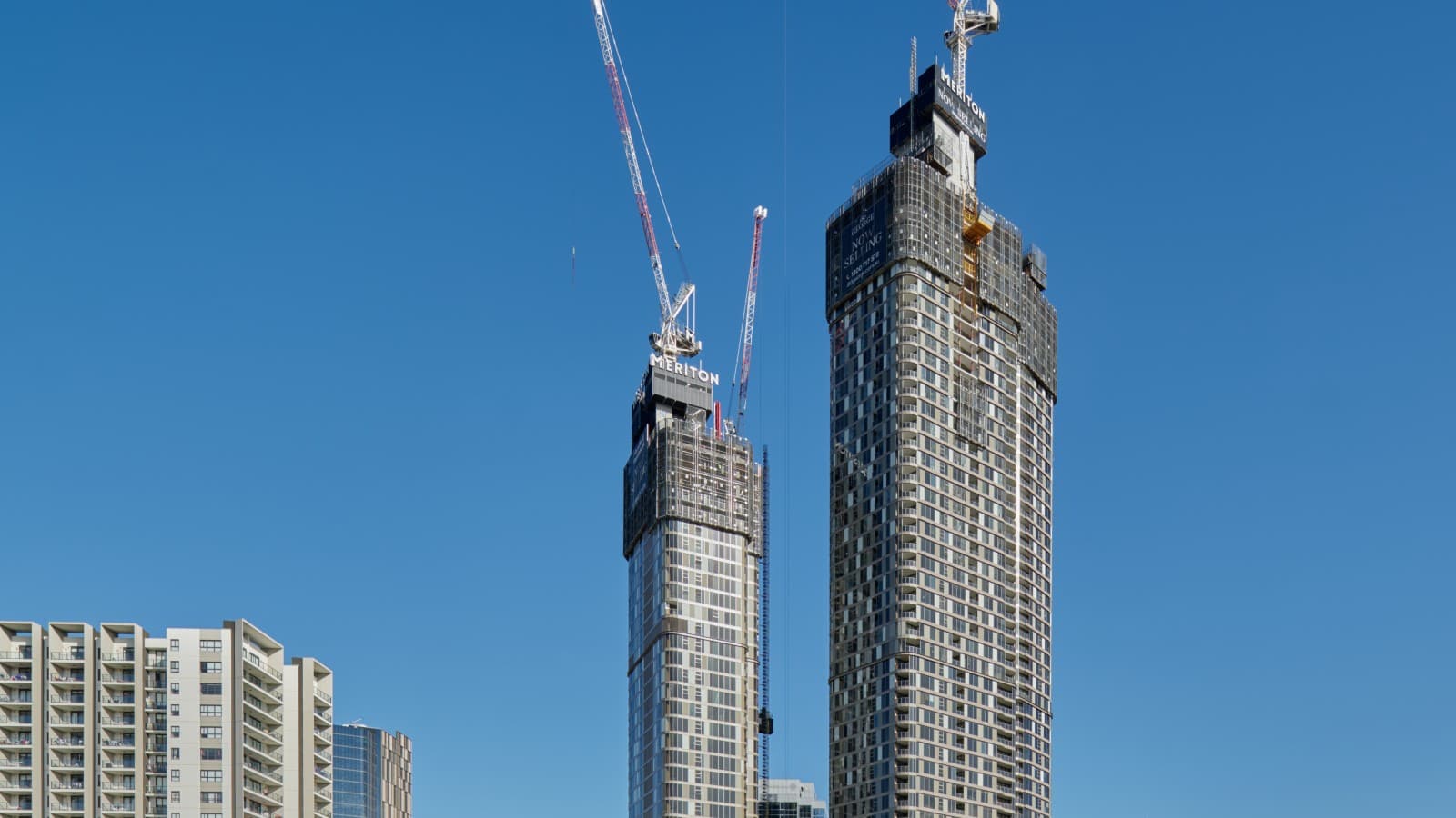 Dve veže 180 George Towers oznamujú zhustenie aglomerácie mesta Sydney Dve veže 180 George Towers oznamujú zhustenie aglomerácie mesta Sydney