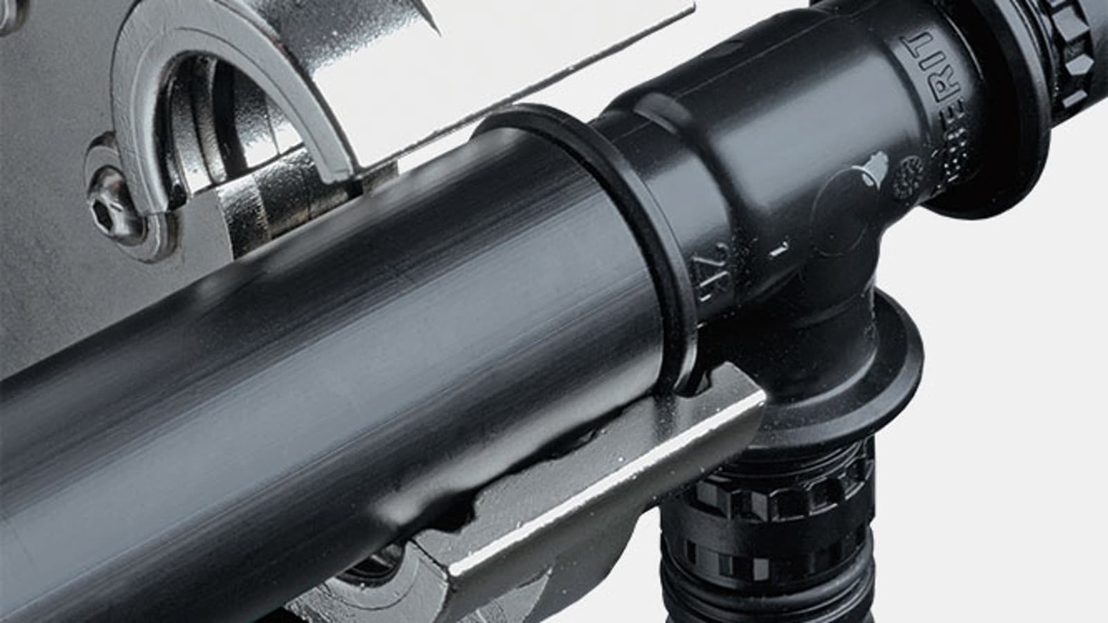 Vodiaca drážka na tvarovkách Geberit Mepla zabezpečí správne umiestnenie lisovacej čeľuste. Vodiaca drážka na tvarovkách Geberit Mepla zabezpečí správne umiestnenie lisovacej čeľuste.