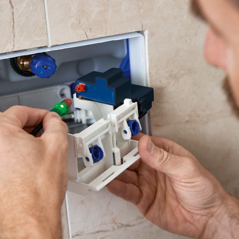 Zobrazenie napájania počas dodatočnej inštalácie jednotky hygienického preplachu HS05 inštalatérom. Zobrazenie napájania počas dodatočnej inštalácie jednotky hygienického preplachu HS05 inštalatérom.